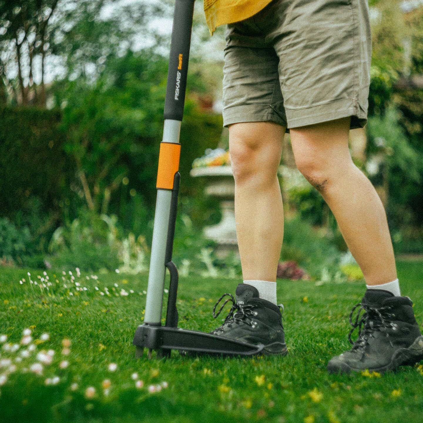 Fiskars 1077306 Telescopic Weeder, Length 1 - 1.2 m, Stainless Steel Arm/Plastic Handle, Black/Orange, Smart-Fit - Image 4