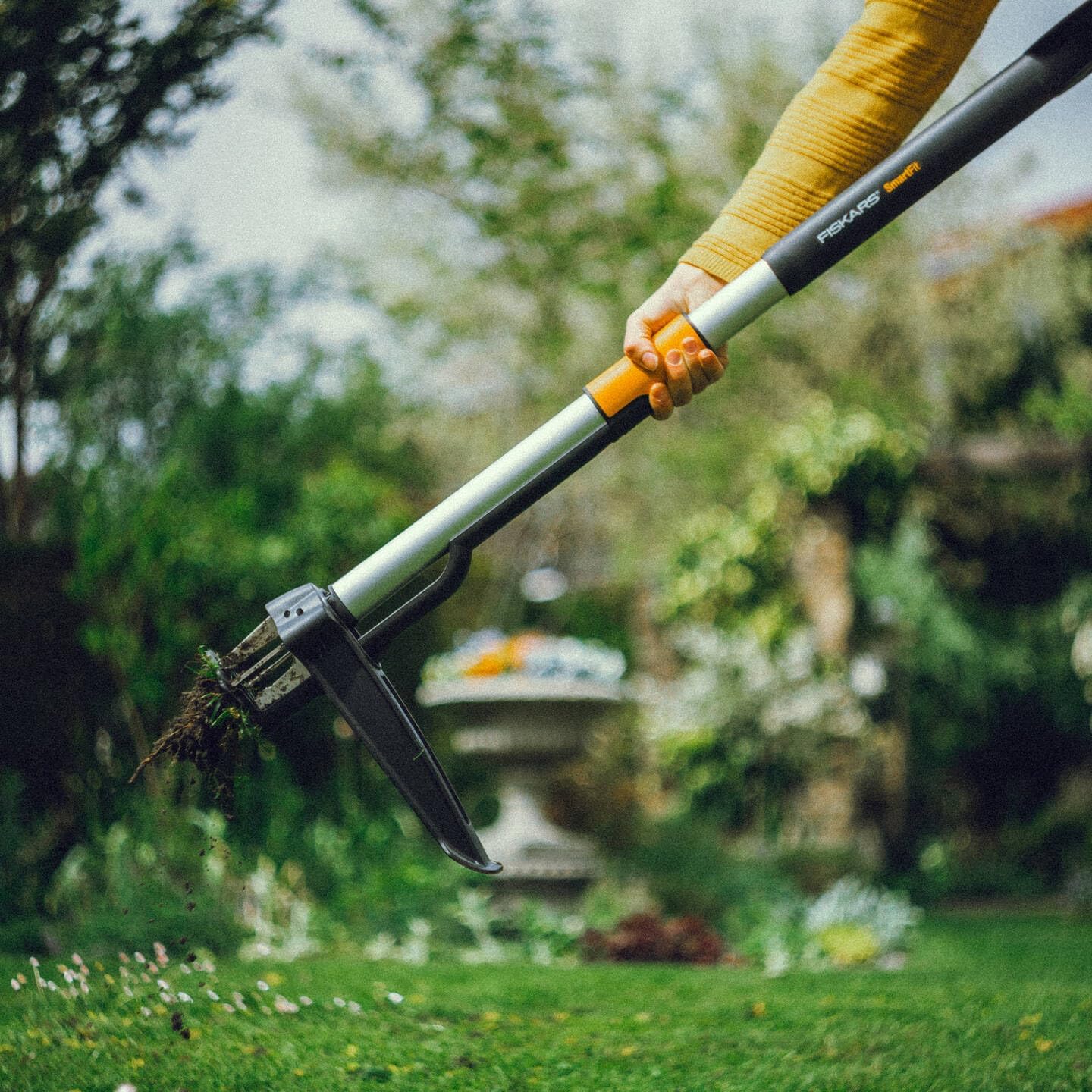 Fiskars 1077306 Telescopic Weeder, Length 1 - 1.2 m, Stainless Steel Arm/Plastic Handle, Black/Orange, Smart-Fit - Image 5