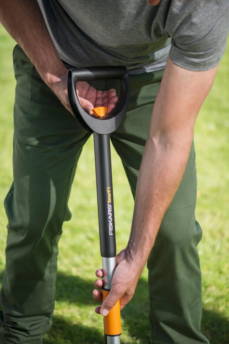 Fiskars 1077306 Telescopic Weeder, Length 1 - 1.2 m, Stainless Steel Arm/Plastic Handle, Black/Orange, Smart-Fit - Image 6